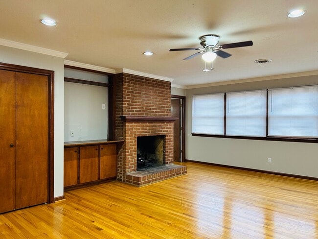 Photo - 413 Briarmont Dr