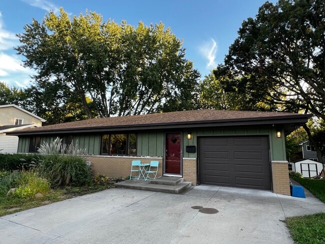 Building Photo - 1720 49th Ave NE