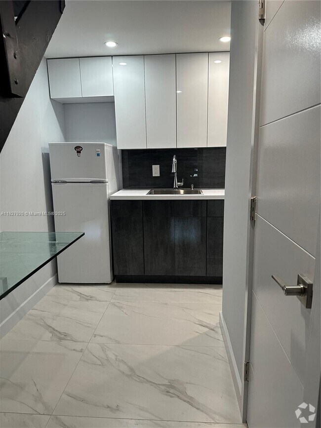Building Photo - 3110 SW 19th Ter Unit 1 Rental
