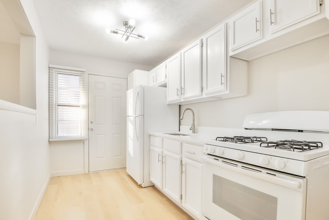 Kitchen - 4620 Davenport St Unit 1