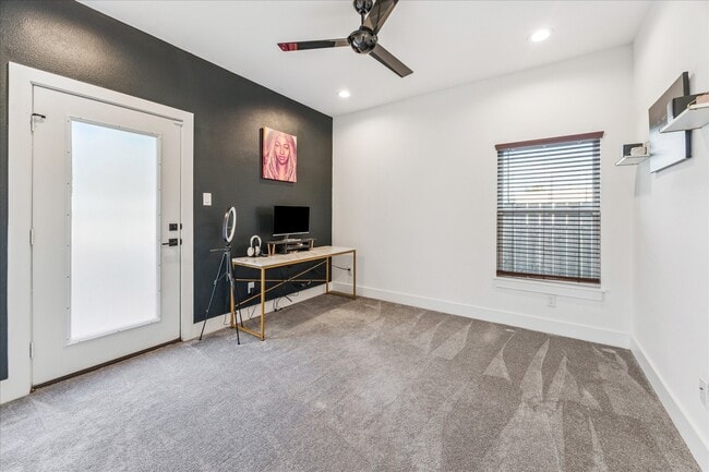 Photo - 105 W Whitney St