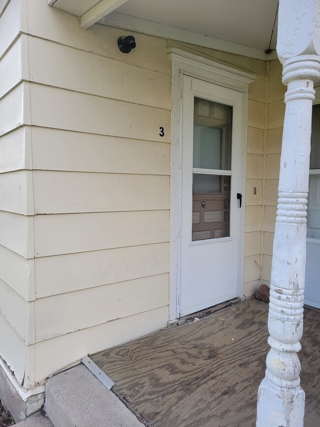 Building Photo - 617 7th Ave Unit 3