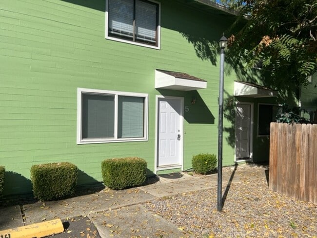 Building Photo - 2 BEDROOM TOWNHOME IN PHOENIX