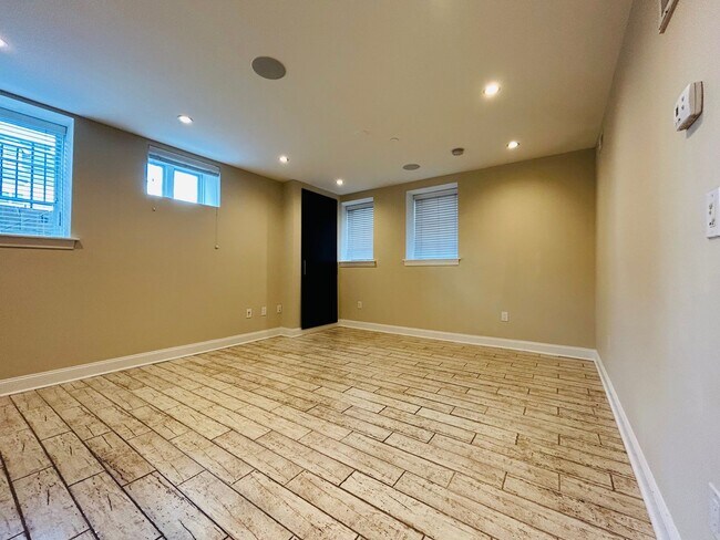 Photo - 4525 Fleming St