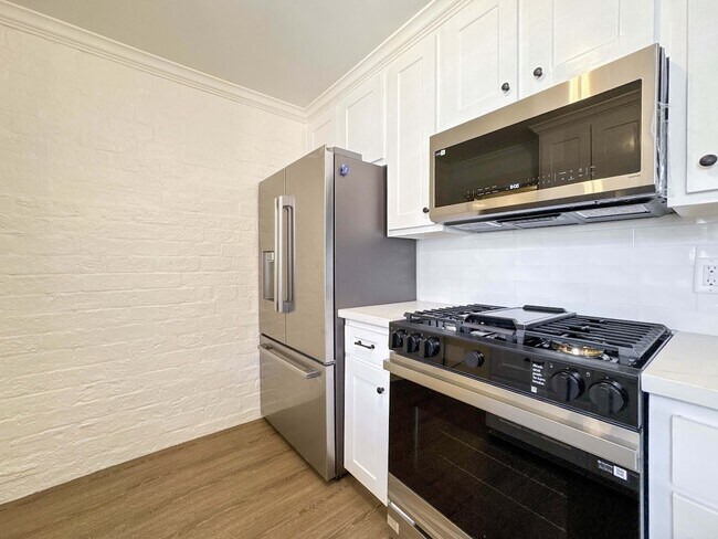 Photo - 1219 Saxony Ln