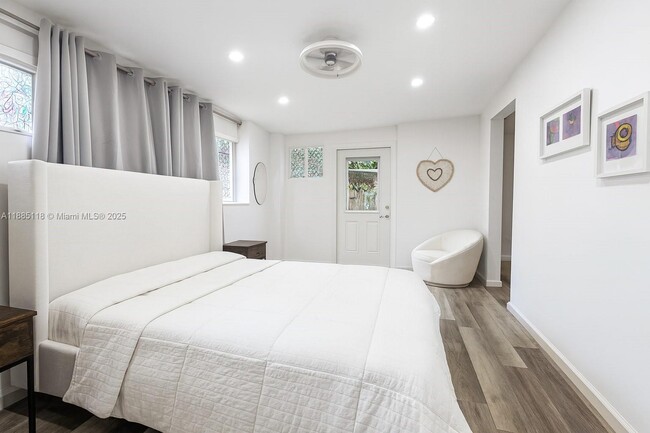 Photo - 1055 NE 121st St