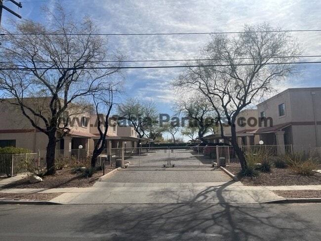 Building Photo - Gated Two Bedroom Townhome