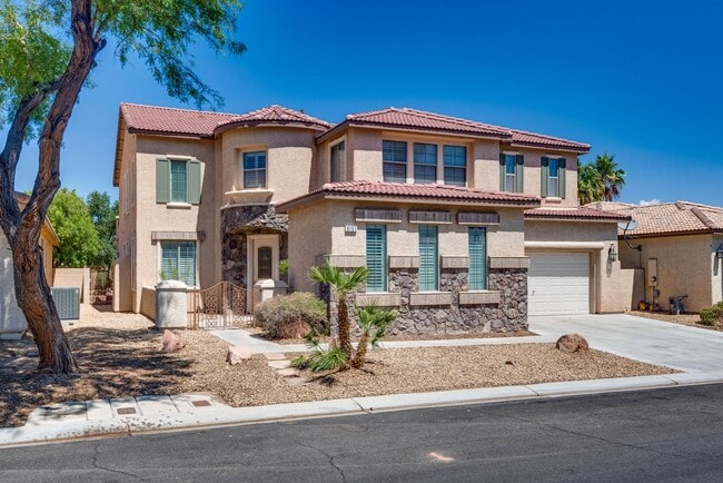 Elegant 4-Bedroom Home with Spa, Balcony &... - Elegant 4-Bedroom Home with Spa, Balcony &...