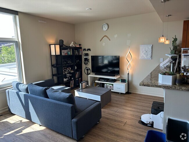 Building Photo - Light & Bright Dock St Unit Rental