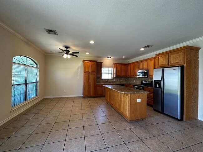 Photo - Spacious 5/4 House with Open Floor Plan Ne...
