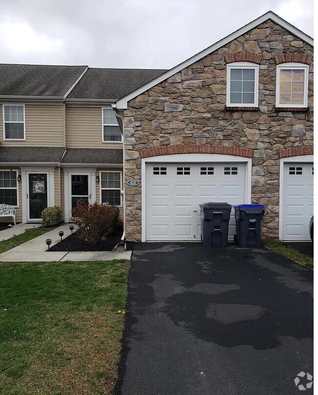 Building Photo - 428 Eisenhower Dr Rental