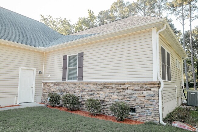 Private 1-bed, 1-bath Unit with screened-in porch