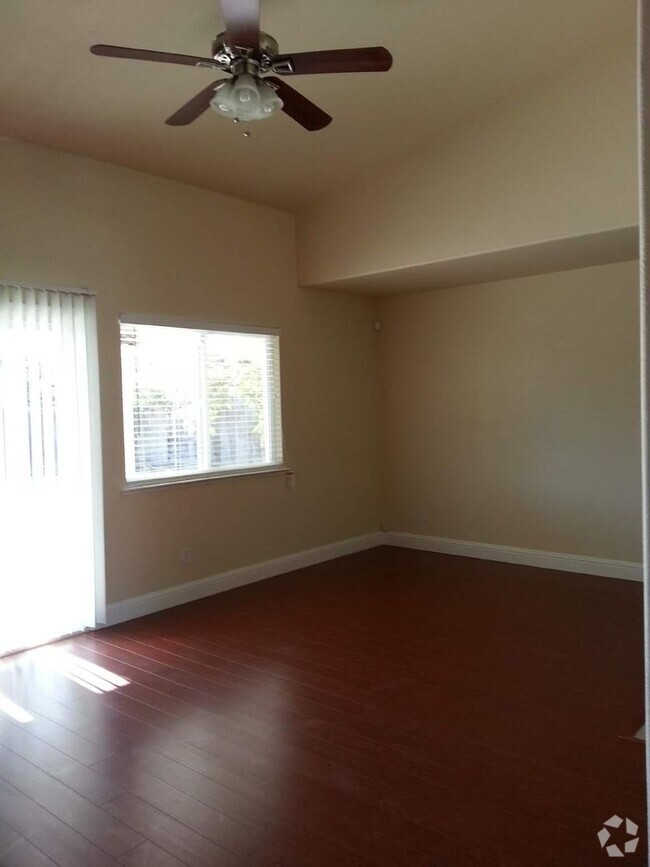 Building Photo - Great location 4 Bedrooms 3 Bathrooms Rental