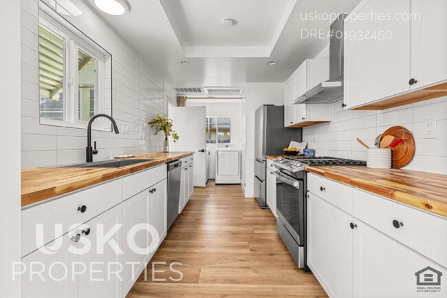 Photo - "Charming 4-Bed Retreat in the Heart of Sa... Unit 1