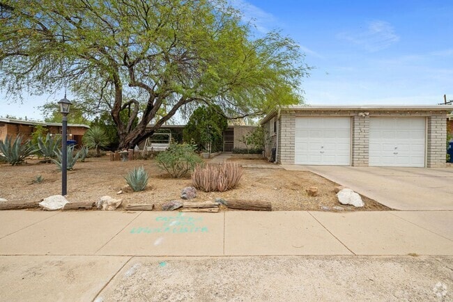 Building Photo - Eastside 4 Bedroom Home with Pool