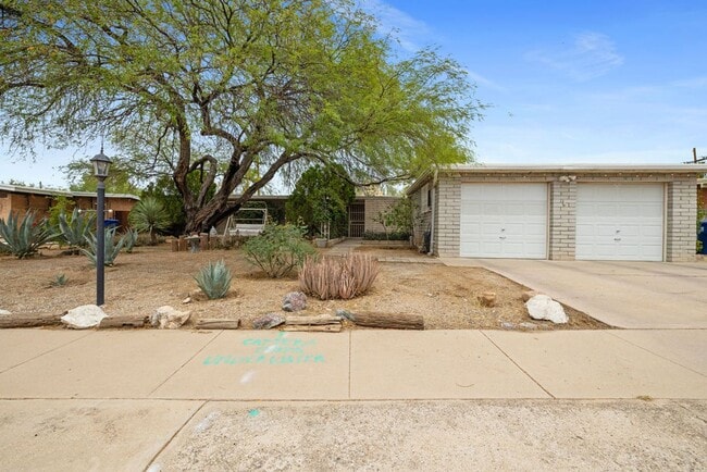 Eastside 4 Bedroom Home with Pool - Eastside 4 Bedroom Home with Pool