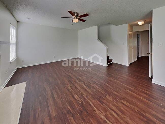Photo - 107 Daventry Pl