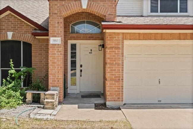 Photo - 910 Markham Ln