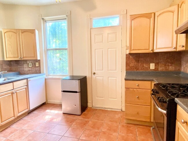 Photo - Spacious 2 Bed Plus Den - 1 Bath - Capitol...