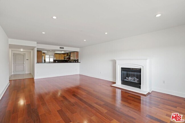 Photo - 1446 Armacost Ave Unit ph5