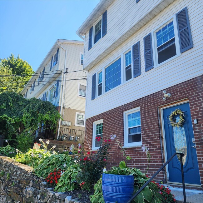 Building Photo - 34 Ashland St Rental