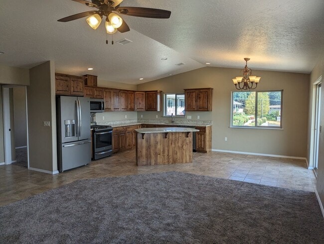 Building Photo - Wonderful 3 bedroom 2 bath Orchards condo