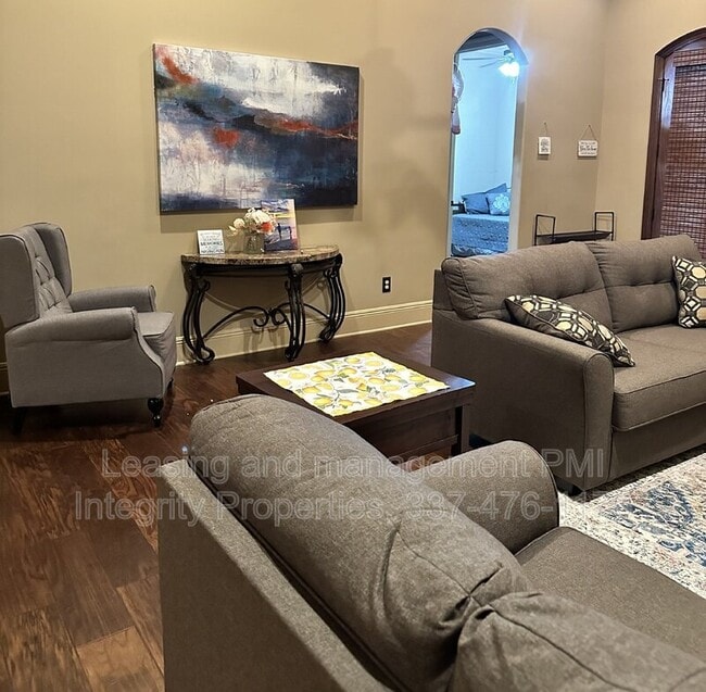 Photo - 330 Dunvegan Ct