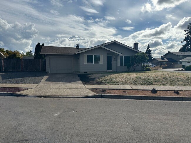 Building Photo - Nice 2 bedroom 1 bath duplex in Springfield!
