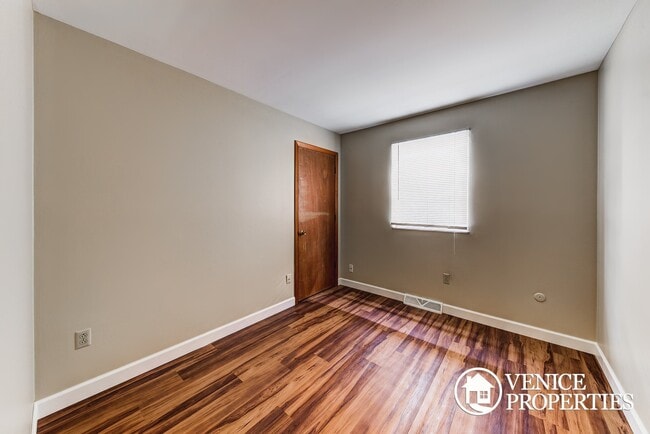 Photo - 2139 Summit St