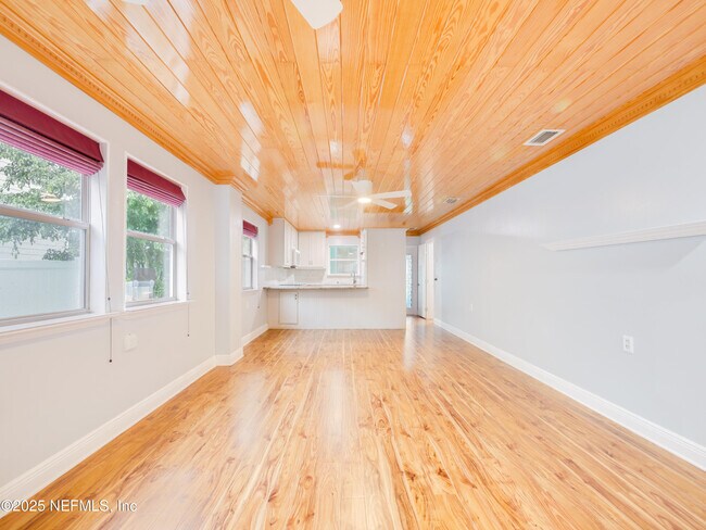 Photo - 6472 Putnam St