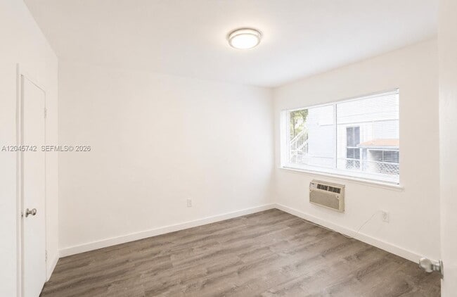 Photo - 7600 Dickens Ave Unidad 2
