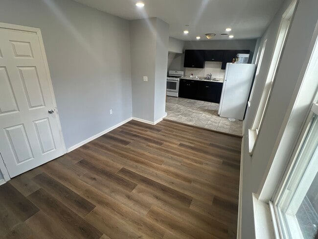 Photo - 1939 W 52nd St Unit upper