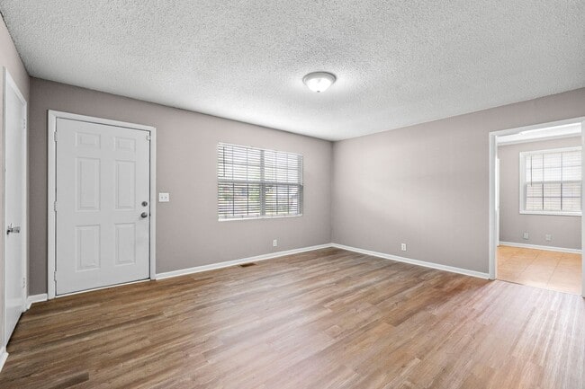 Photo - 3 Bedroom Pet Friendly Home For Rent Close...