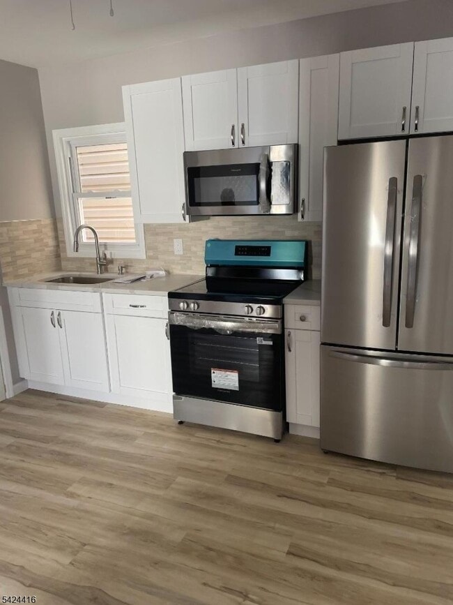 Photo - 454 E 31st St