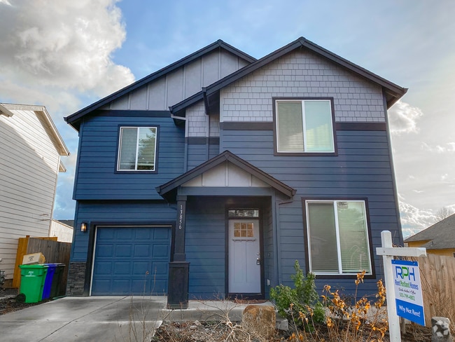 Building Photo - Bright & Modern 4-Bedroom Home with Spacio...