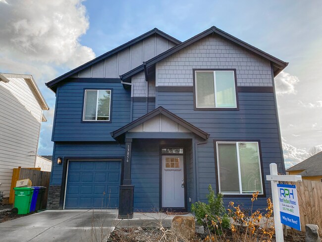 Bright & Modern 4-Bedroom Home with Spacio... - Bright & Modern 4-Bedroom Home with Spacio...