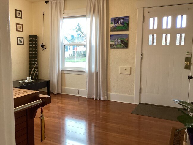 Photo - Cute 3 bedrooms, 2 baths walking distance to Greenlake