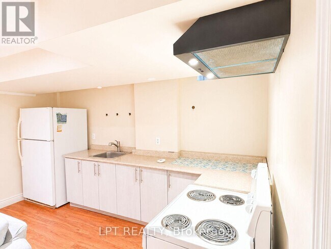 Photo - 14 Hazelton Ave