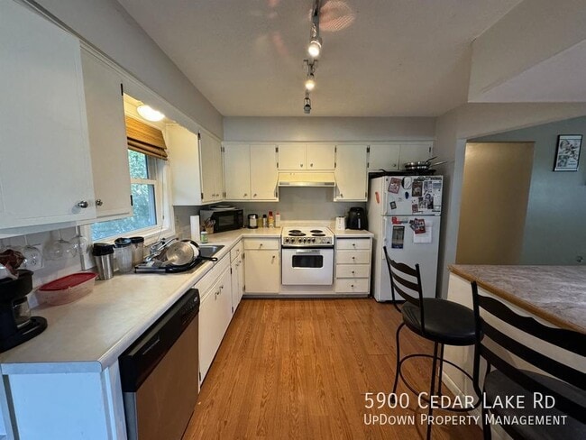 Photo - 5900 Cedar Lk Rd S