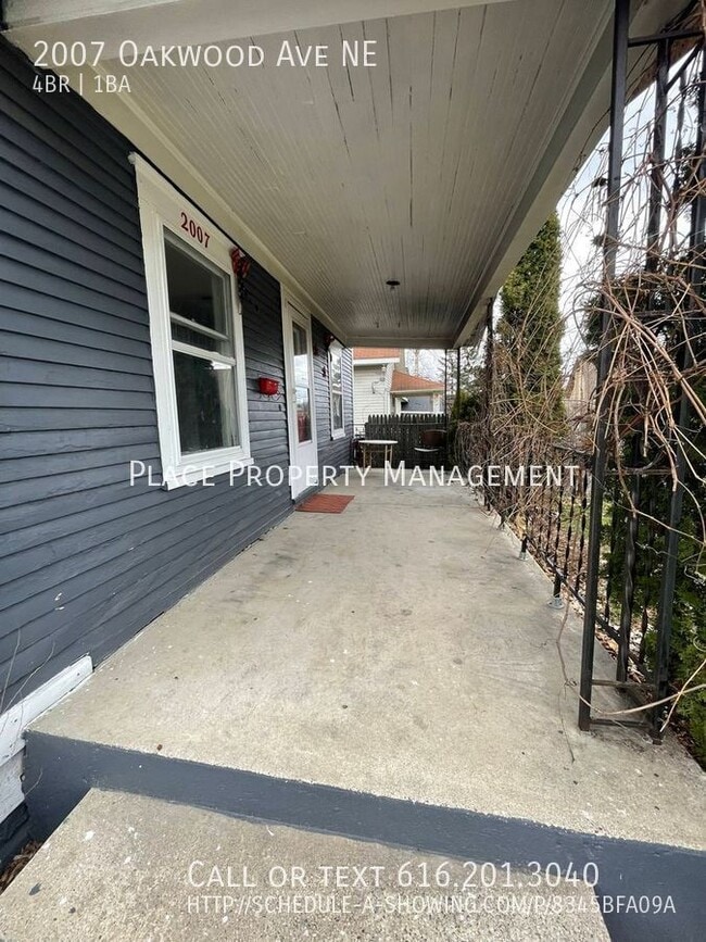 Photo - 2007 Oakwood Ave NE