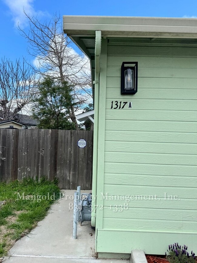 Building Photo - 1317man Unit A