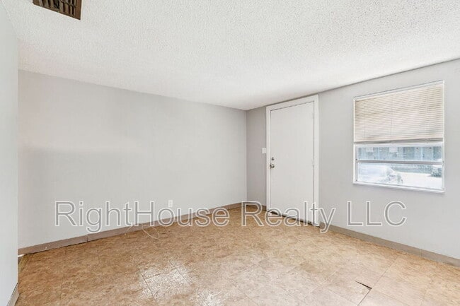 Photo - 2430 Tanglewood St Unit 6