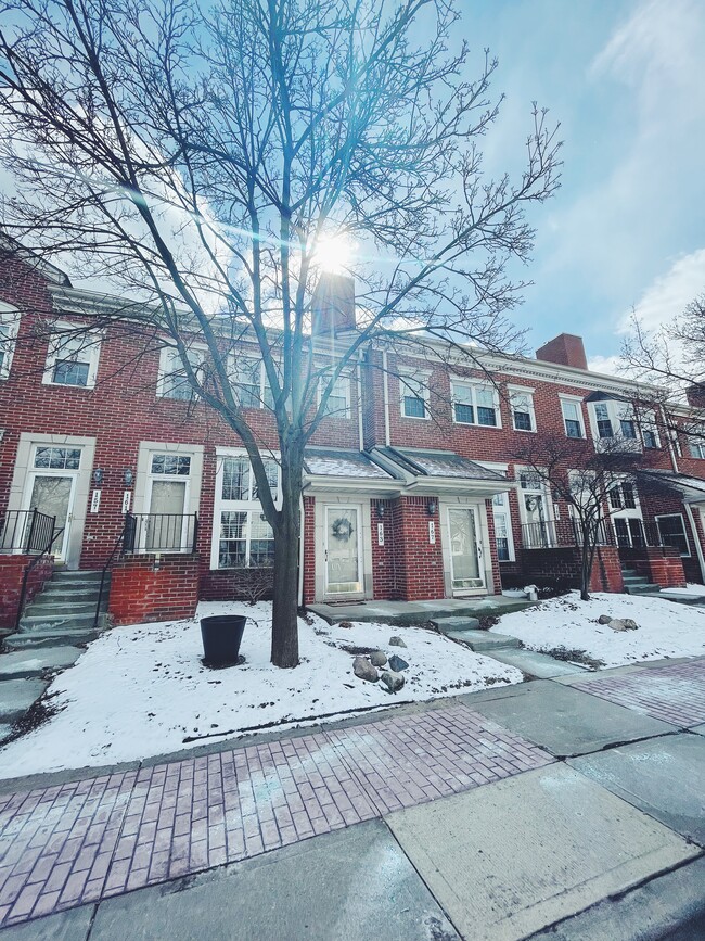 Photo - 163 W Kenilworth Ave Townhome