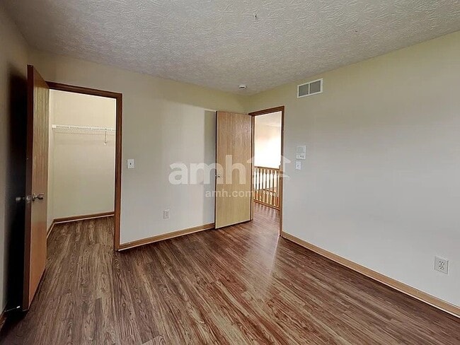 Photo - 452 Crestmoore Dr