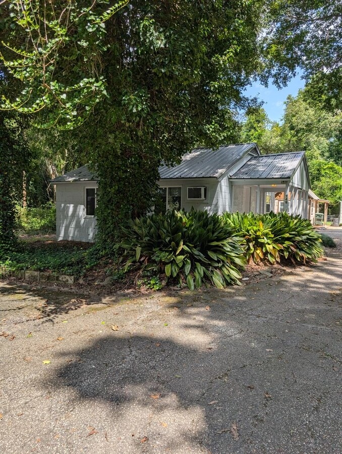 Photo - 946 N College St