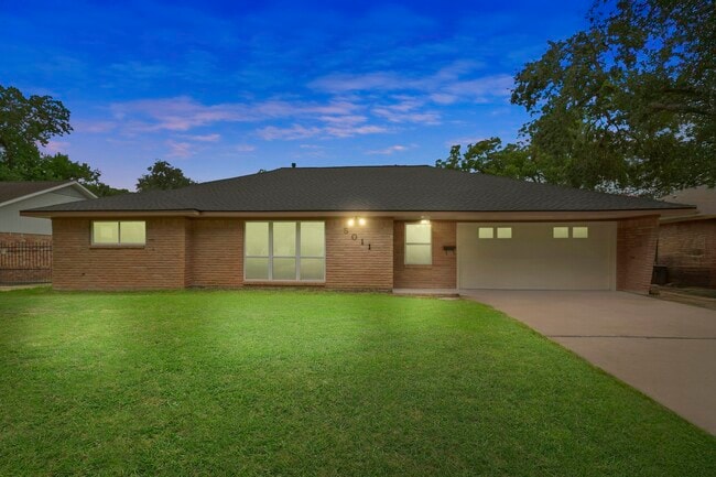 Building Photo - 5011 Redstart St Rental
