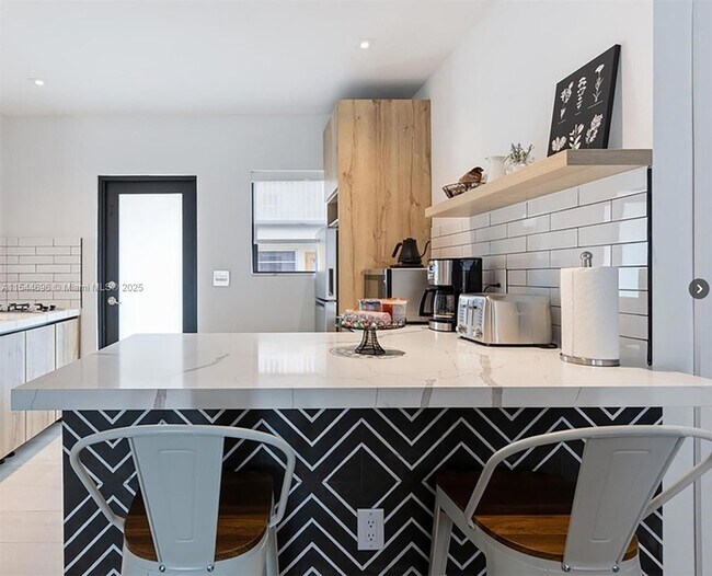 Photo - 740 SW 9th St Unit 2