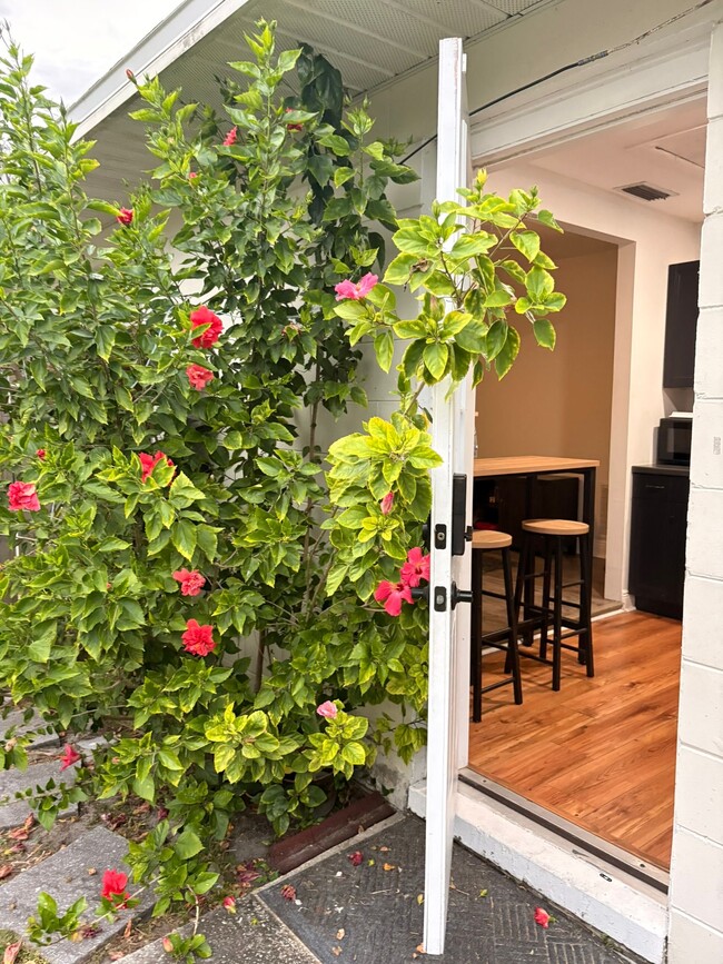 Building Photo - 635 Queens Cir