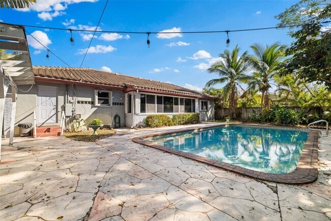 Building Photo - 516 NE 23rd St