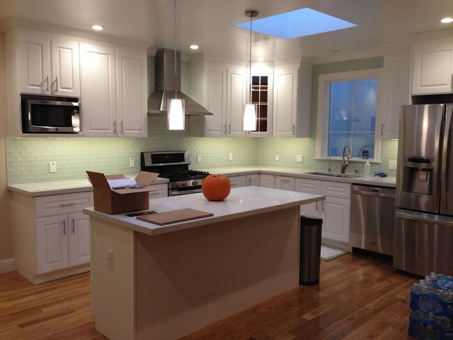 Completely Renovated Sunset Four Bedroom &... - Completely Renovated Sunset Four Bedroom &... House